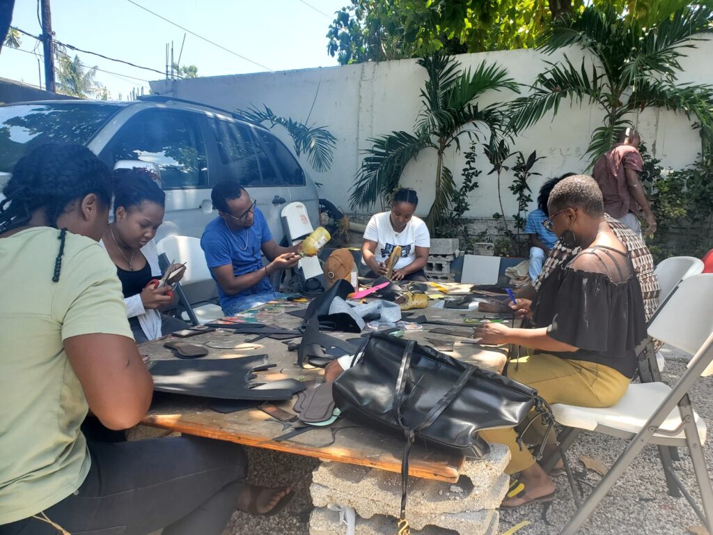 Célébrer la Résilience et le Talent : HOPE worldwide Haïti Accompagne la Réussite de Jeunes Professionnels