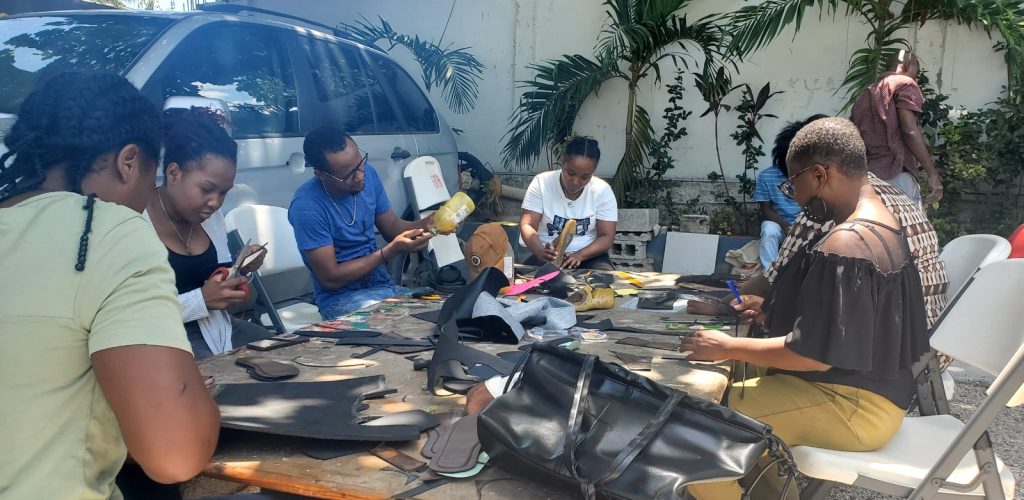 Atelier de cordonnerie en plein air