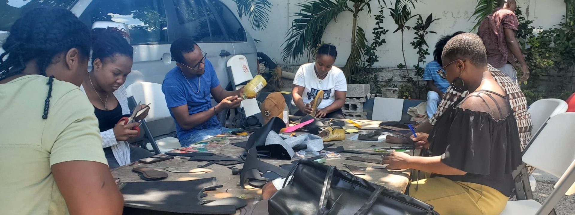 Atelier de cordonnerie en plein air